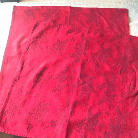 Crate & Barrel Holly Leaf Napkins - Picture 4 of 9